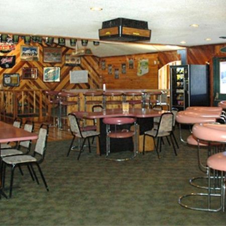 Newberry Zellar'S Village Inn المظهر الخارجي الصورة