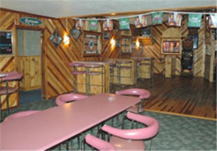 Newberry Zellar'S Village Inn المظهر الخارجي الصورة