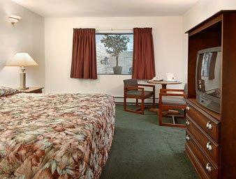 Newberry Zellar'S Village Inn المظهر الخارجي الصورة