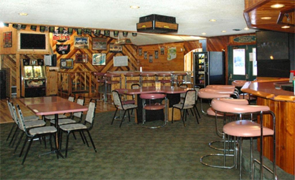 Newberry Zellar'S Village Inn المظهر الخارجي الصورة