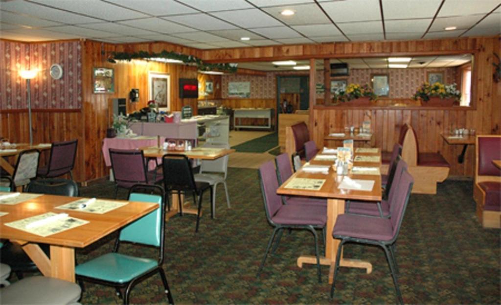 Newberry Zellar'S Village Inn المظهر الخارجي الصورة